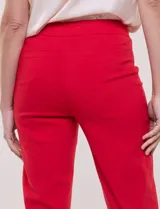 Pantalón de gabardina elastizada color beige, de tiro medio y calce slim. Cuenta con diseño pull-on sin cierres ni botones, cintura ancha, bolsillos delanteros simulados y bolsillos traseros ojal.