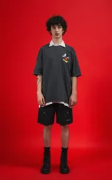 Remera de algodón premium color gris melange oscuro, con corte oversize y estampa pequeña de Mickey Mouse en el pecho.