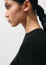 Chaleco de punto negro con cuello redondo y diseño sin mangas de corte recto.