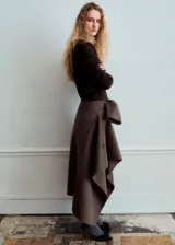 Cardigan de punto marrón oscuro, de corte ajustado, manga larga y cuello alto.