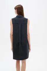 Vestido corto azul marino de lyocell, sin mangas, holgado y con cuello camisero.