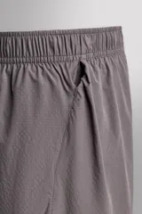 Short de running confeccionado en tejido técnico ligero y elástico con estructura. Cuenta con forro interior, cintura elástica ajustable con cordón, bolsillo trasero con cierre oculto, bolsillos laterales multifunción y aberturas laterales en las perneras.