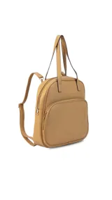 Mochila color beige con doble asa superior y correas traseras regulables. Tiene un bolsillo frontal con cierre y compartimento interno para ipad.