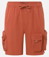 Bermuda cargo masculina marca Blue Steel, en color marrón, con cintura elástica con cordón de ajuste y bolsillos tácticos laterales con solapa y cremallera.