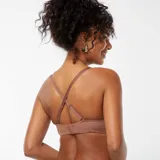 Sujetador color marrón de microfibra, con copas con relleno y tirantes ajustables.