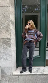 Pantalón de jean recto de tiro medio color gris oscuro con costuras verticales.