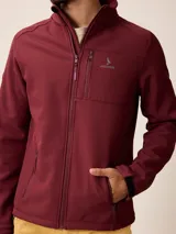 Campera softshell color gris, con cierre frontal completo, cuello alto y bolsillos laterales y en el pecho con cierre. Cuenta con logo bordado en el pecho y ajuste en los puños.