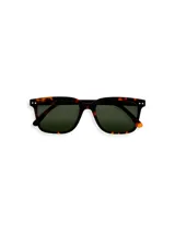 Lentes de sol con montura cuadrada de carey y lentes verdes.