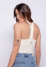 Top blanco de tejido de punto acanalado, sin mangas y con escote en V.