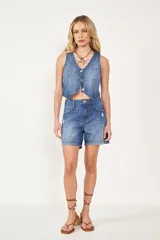 Chaleco de jean celeste con botones metálicos y corte cropped.