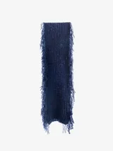 Bufanda tejida de punto grueso, color negro, con flecos largos y desmechados a lo largo de los bordes.