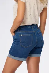 Short de jean de mezclilla azul oscuro, con dobladillo doblado en las piernas.