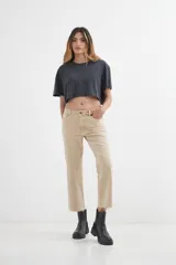 Pantalón de jean color crudo, corte flared con terminación desflecada.