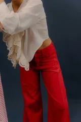Pantalon de silueta amplia y tiro medio, de color celeste, con bolsillos laterales y traseros, ideal para los dias de verano.