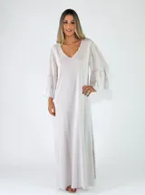 Vestido largo color celeste, con escote en V, mangas largas amplias con volados escalonados y diseño holgado.