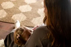 Remerón oversize de jersey de algodón, con diseño de manga larga y cuello redondo. Presenta un corte holgado con espalda más larga, bajos redondeados y aberturas laterales ocultas diseñadas para facilitar la lactancia.