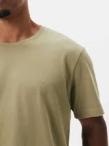 Camiseta básica de manga corta y cuello redondo, color rojo oscuro.