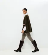 Bota de montar de caña alta confeccionada en poliuretano, con suela robusta, punta redondeada y detalle de hebilla metálica lateral. Cuenta con cierre lateral para mayor practicidad.