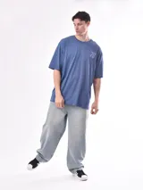 Remera blanca de algodón con cuello redondo y estampado pequeño en el pecho con la frase "POST PARTY" en letras negras.