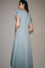 Vestido midi de Zara Woman Collection confeccionado en hilatura de algodón color celeste, con cuello redondo, manga corta y detalles de pliegues en la cintura. Presenta falda en línea evasé y cierre en la espalda con abertura y botón.