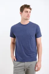 Remera de hombre color terracota, de manga corta y cuello redondo, con un pequeño logo bordado en el pecho.