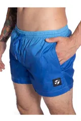 Short de baño Topper para hombre, color azul, con cintura elástica, cordón de ajuste negro en contraste y bolsillos laterales. Cuenta con un pequeño parche con el logo de la marca en la pierna izquierda.