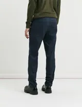 Pantalon de corte recto y estilo clásico en color negro, con cierre frontal y bolsillos laterales.