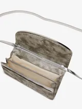 Cartera tipo sobre Diesel 1DR, color gris con estampado marmolado y logo metálico plateado en forma de "D" ovalada. Incluye correa extraíble.