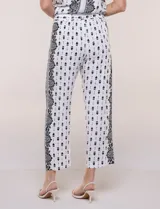 Pantalon crop de corte recto y calce fluido con textura liviana, color blanco con estampado a contraste, cintura elastizada y bolsillos laterales.