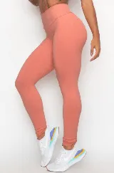 Calza larga de lycra color salmón con cintura alta.