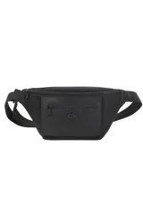 Riñonera negra de la marca Las Oreiro, con un bolsillo frontal con cierre y un detalle metálico en forma de labios. La correa es ajustable y tiene el logo de la marca.