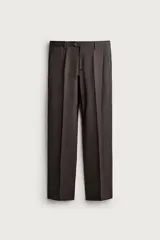 Pantalón de traje regular fit negro, confeccionado en lana italiana, con bolsillos laterales, bolsillos traseros de vivo con botón y cierre frontal de cremallera y botón.