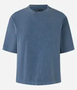Remera de manga corta color azul con cuello redondo y efecto lavado.