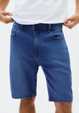 Bermuda de jeans azul con bolsillos delanteros y traseros.