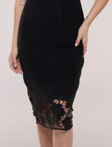 Vestido midi de crepe color azul, sin mangas, con cuello asimétrico con pliegues y ruedo con terminación en encaje calado.