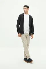 Campera de felpa color verde militar, con cierre frontal, capucha ajustable con cordones y logo estampado en el pecho.