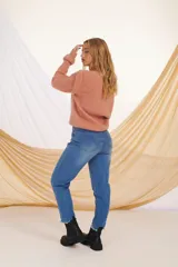 Sweater de punto color verde pistacho, de corte holgado y mangas largas.