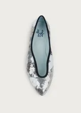 Bailarina de diseño contemporáneo con exterior cubierto de lentejuelas que forman un patrón floral. Presenta un escote irregular, interior forrado en piel y suela de cuero.