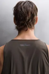 Musculosa deportiva de running en tejido ligero y perforado de color marrón, con cuello redondo y diseño sin mangas.