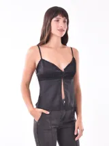 Top negro con breteles finos, escote en V con detalle de puntilla y abertura frontal con botones.