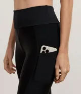 Pantalón legging deportiva negro, confeccionado en microfibra, sin estampado y con corte ajustado al cuerpo.