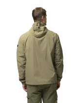 Campera rompevientos de nylon color gris, con capucha ajustable, cierre frontal completo, bolsillos laterales con cierre, puños elásticos y ruedo ajustable.