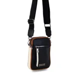 Phone bag color marrón claro con laterales beige, bolsillo frontal con cierre y tirador con flecos. Tiene espacio para celular y billetera, y correa de galón regulable y desmontable.