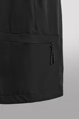 Bermuda de ajuste regular color marrón oscuro, confeccionada en tejido técnico compacto con elasticidad. Presenta cintura ajustable con cinturón negro a contraste, bolsillos frontales y un bolsillo cargo con cierre de cremallera oculta en la pernera.