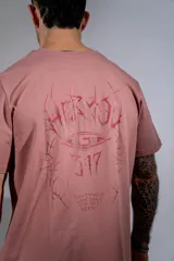 Remera de algodón elastizado, de corte clásico y cuello redondo, con pequeño logo bordado en el centro del pecho.