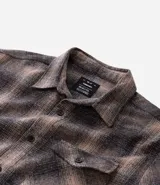 Camisa de manga larga confeccionada en franela de algodón, con diseño de cuadros, cuello inglés, cierre frontal con botones y un bolsillo en el pecho.