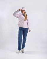 Campera entallada color lila, con capucha fija, cuello alto y cierre frontal completo. Presenta mangas largas y diseño de paneles curvos.