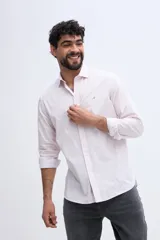 Camisa de manga larga fit semi slim color celeste, con cierre frontal de botones y cuello camisero clásico.