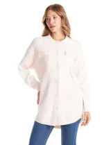 Sobrecamisa tejida de punto, marca Elie Tahari, en color rosa claro. Presenta cuello con solapa, cierre frontal con botones y dos bolsillos aplicados en el pecho.