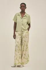 Pantalón ancho con pinzas en el frente, bolsillos laterales y elástico en la cintura.